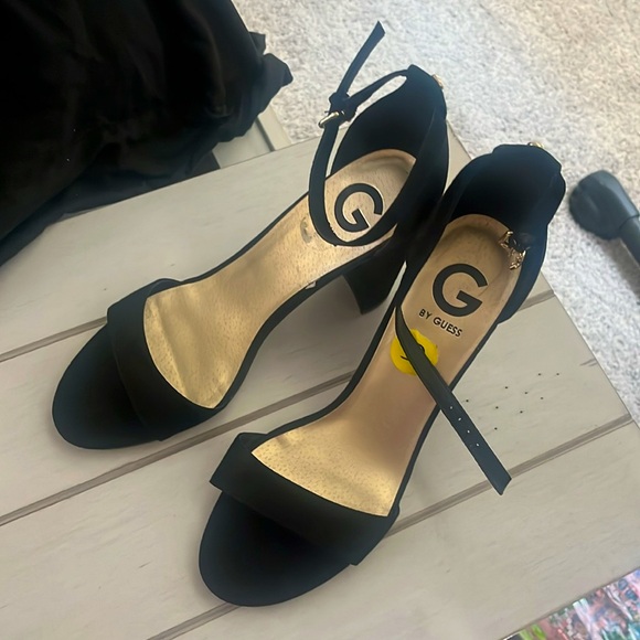 Womens GUESS heels - Picture 2 of 4